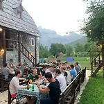 Shpella Πανσιόν *